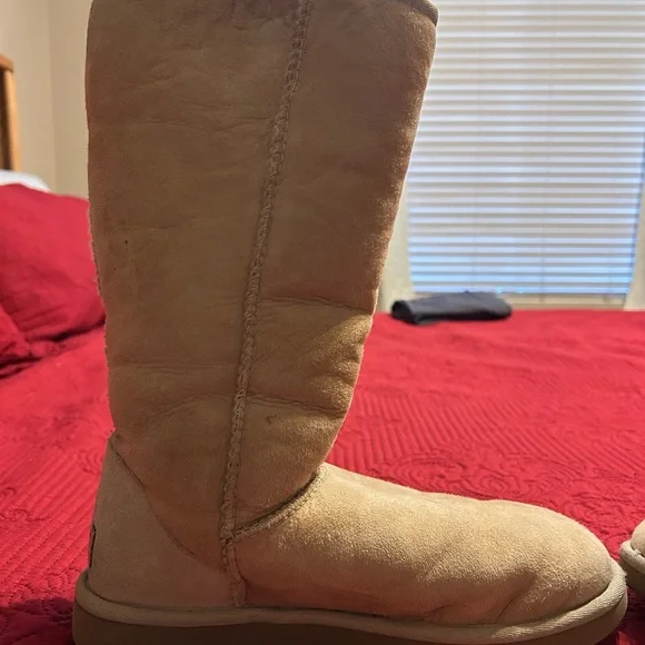 UGG Classic Tall boots in women’s 8 - Picture 8 of 13
